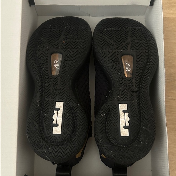 Nike LeBron Witness III Black with Gold Swoosh - Picture 3 of 4